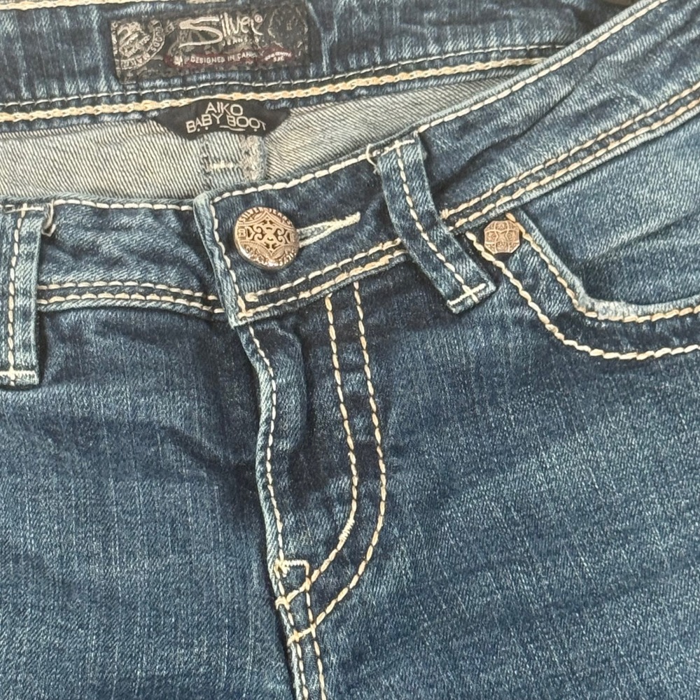 Silver Jeans Aikoโ Baby Boot Cut Denim Jeans White Stitching Size 30 Western